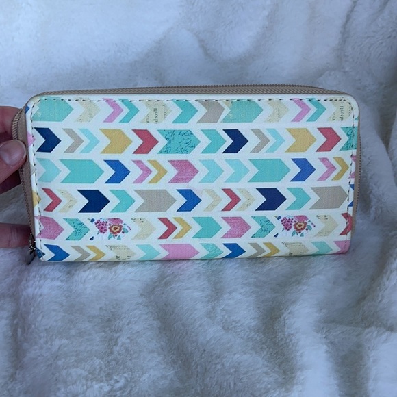 ❗️DONATED❗️EUC- FLORAL CHEVRON SYMBOL CLUTCH ZIPPER WALLET - Picture 5 of 11
